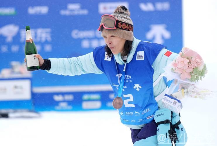 蔡雪桐在U型场地世界杯单板滑雪中夺得季军